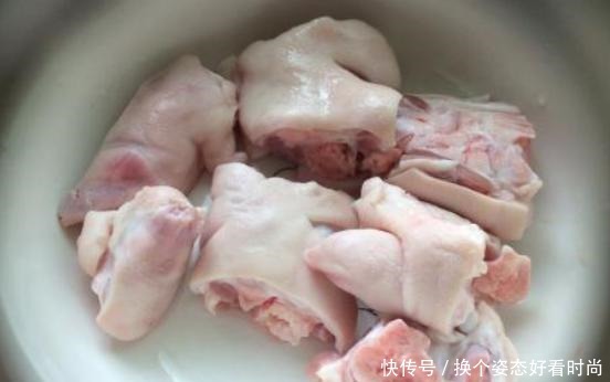 炖猪蹄时不要只焯水,多加一个步骤,炖好的猪蹄香气扑鼻,无腥味
