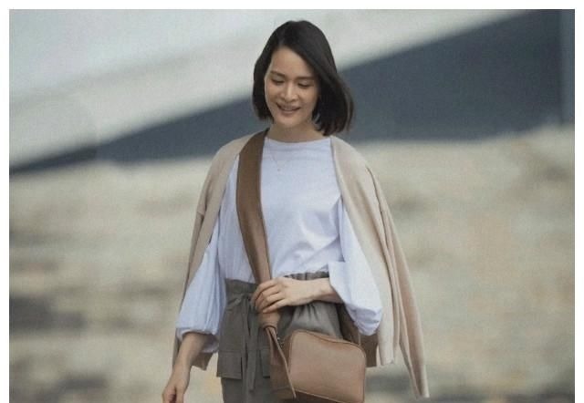 腮部 女人50以后，最好避开这4款发型，第1款显老、第2款显胖，认准了