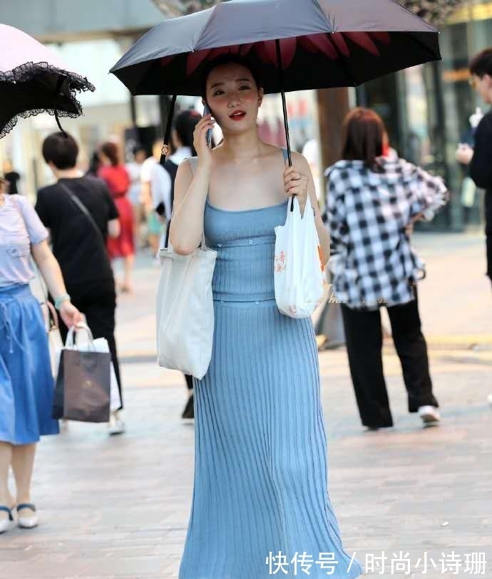 连衣裙|蓝色连衣裙+白色运动鞋,简单大方又显年轻,轻松抓住夏末的尾巴