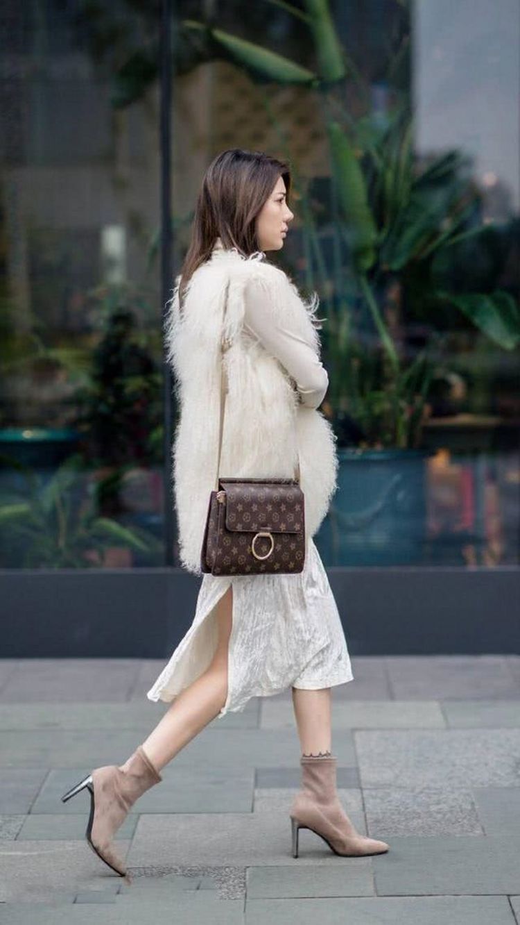 路人|路人街拍,牛仔裤搭配卡其色背心,充满运动活力范