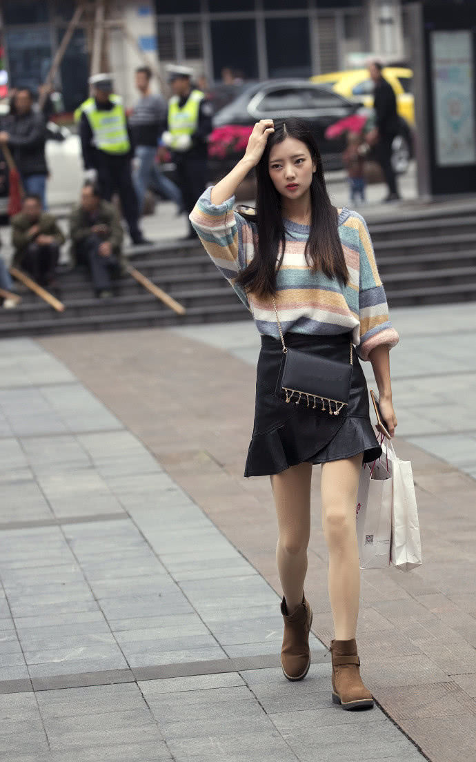  长裙|街拍：喜欢穿低领长裙的小姐姐，身材都很迷人