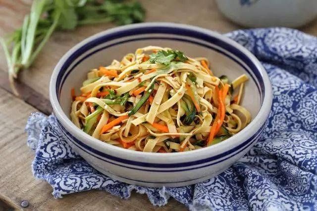 这菜，不炒也不炖，10分钟就做好，1盘不够吃