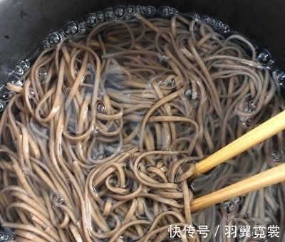 豆角|豆角焖面，面条直接下锅是错的，多做1步，根根干香入味，不粘连