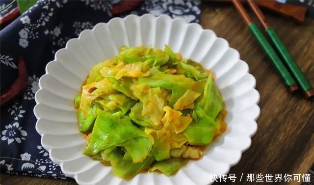 炒包菜时，别直接下锅，学会这一招，包菜鲜嫩爽脆，百吃不厌