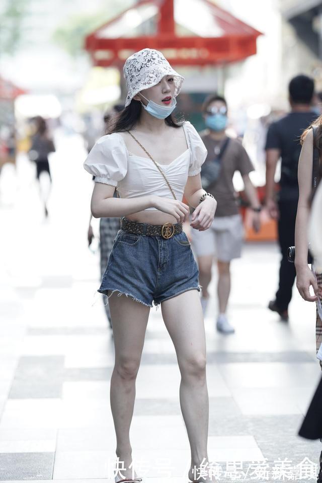 墨蓝|极简泡泡袖雪纺衫搭配墨蓝牛仔短裤,彰显时尚和个性穿搭