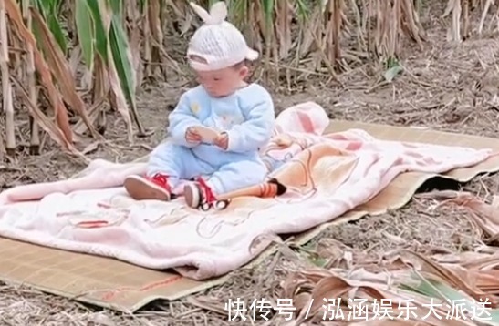 坚强|“全能宝妈”带娃收玉米两不误火了,所谓坚强,全靠硬扛