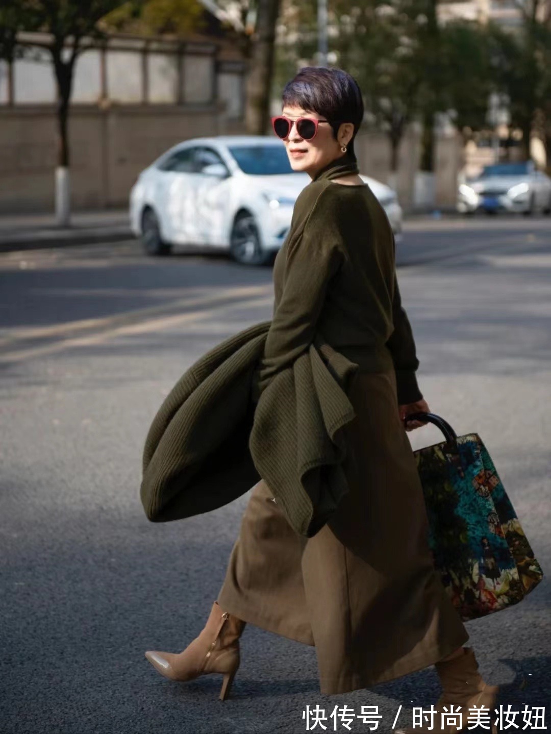 针织衫|这才是60岁女人该有的模样,靠穿搭赢得体面,气质真高级