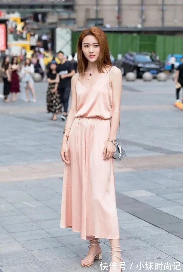 蕾丝 连衣裙穿搭也可以酷酷哒,把女生烘托得亭亭玉立,令人舒适