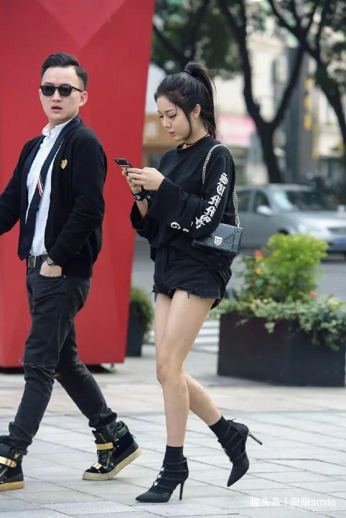 美女脚上搭配一双露脚趾的高跟凉鞋,走路的姿态也显得有气势