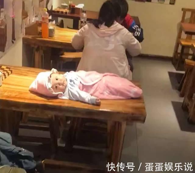 风中奇缘|年轻爸妈餐馆吃饭,将宝宝摆在身后餐桌上,餐馆老板看了无法淡定