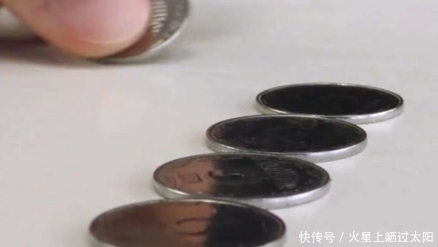 不用胶水就能搭出悬空平衡桥?老外用硬币一顿神操作,成品太惊艳