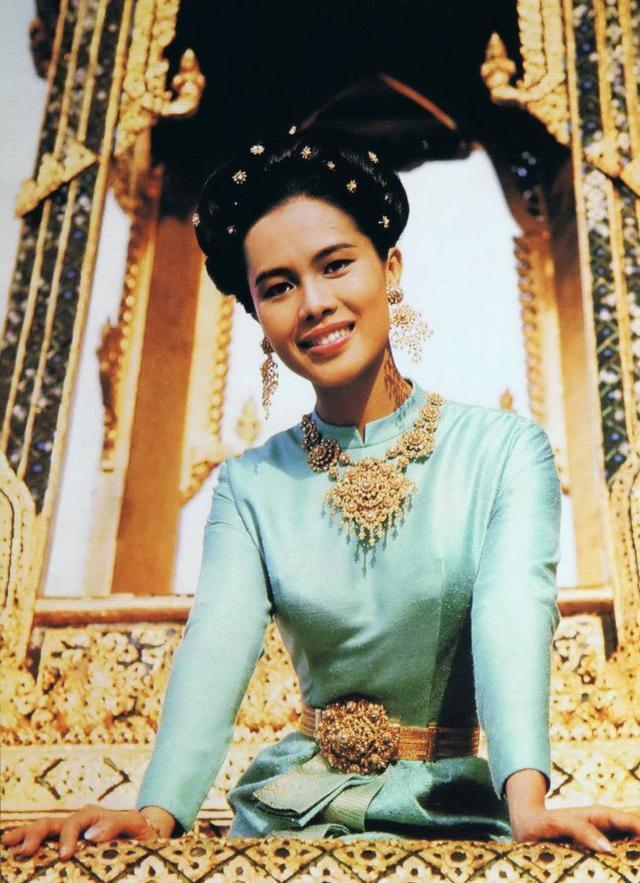 泰国太后$泰国太后年轻时靠粉宝石撑场面!如今瘫痪多年,脸庞怎么变这么黑