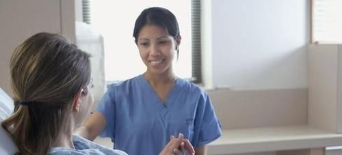 家人们|产妇刚生下孩子,护士就逼问她孩子性别,家属知道后却连连道谢