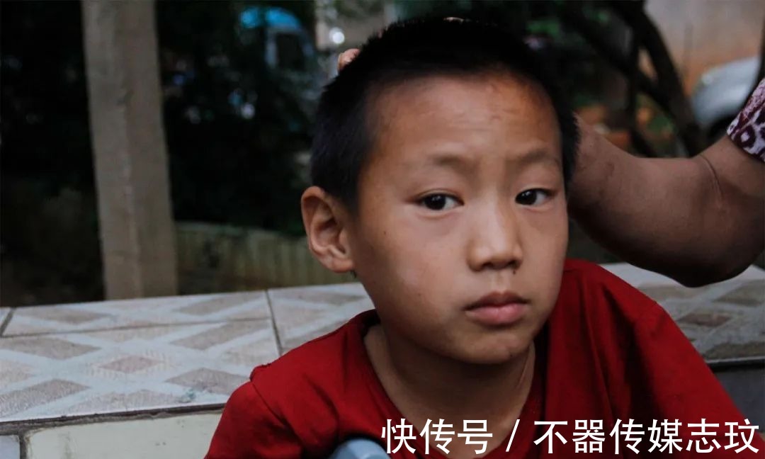 小志兴|男童骨折后不敢说导致残疾,妈妈离去,耳聋爸爸携其求医4年