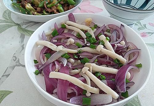 软化|炒洋葱时加一“宝”,每天炒一盘,排出毒素,软化血管,好吃下饭