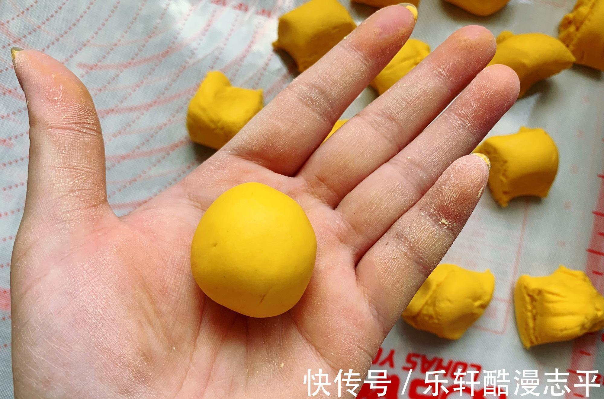 糯米团|一口一个好吃的南瓜球，椰香浓郁，只需一个蒸锅就搞定