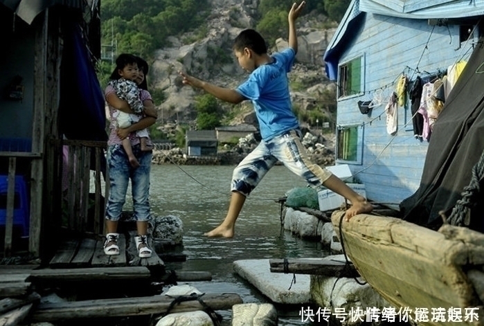 村庄|中国唯一一座“水上村庄”，房子全都浮在海上，大风大雨都刮不走