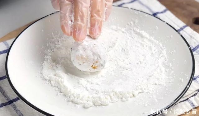 冰箱|冰箱里的剩馒头,换个花样做,外酥里嫩,个个金黄,简直好吃上天