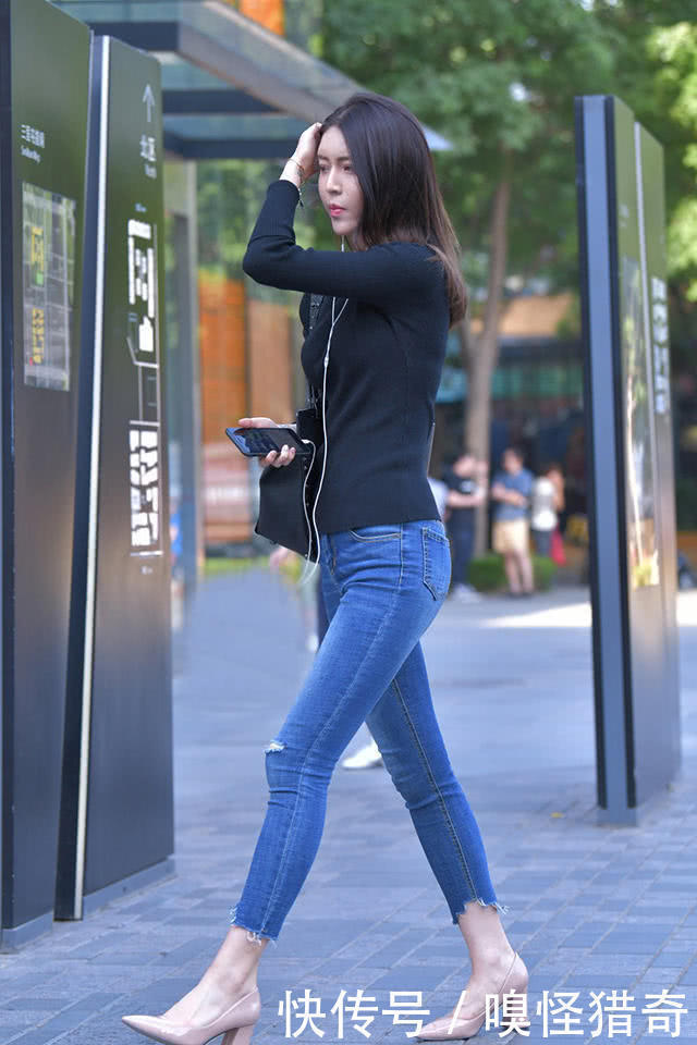街拍美女:穿牛仔裤的长腿小姐姐,独具时尚魅力