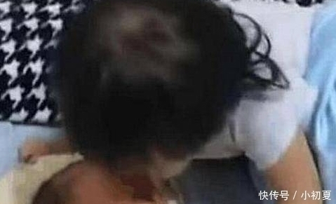弟弟|3岁姐姐被4个月弟弟吵醒,见妈妈不在,随后姐姐的做法让人泪目