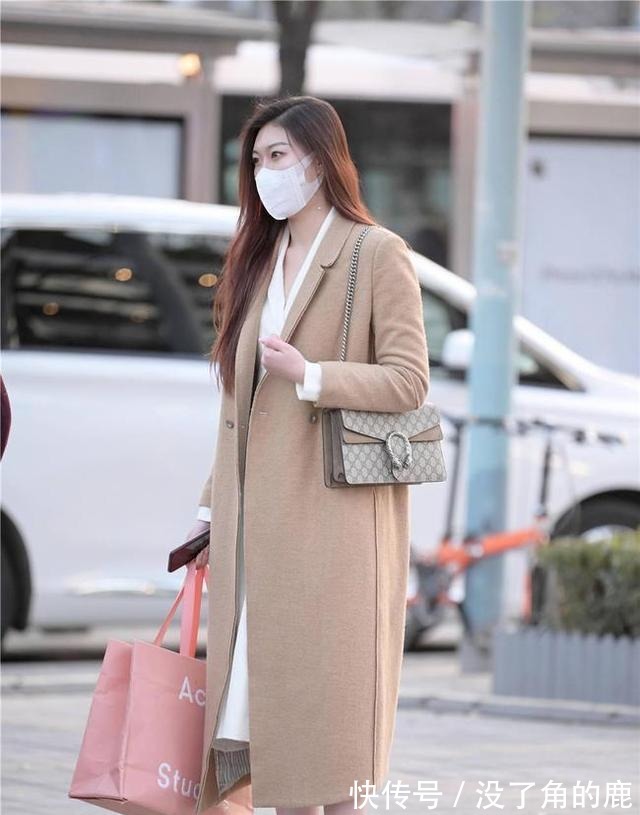 腰带|街拍穿风衣的美女们，腰带这样系才齐整，让生活更简约