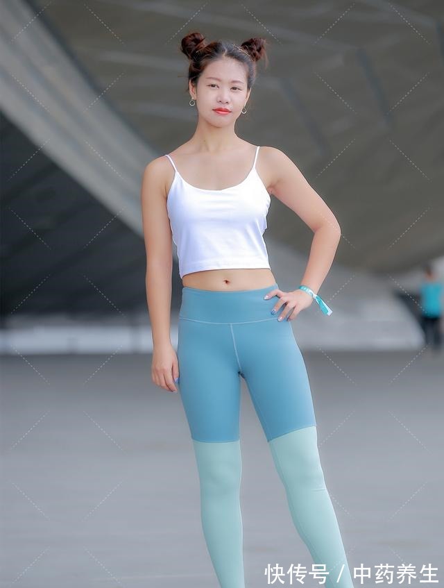 背心 蓝色系拼色运动与搭配哪吒头，性感俏皮，娇俏可爱的运动风！
