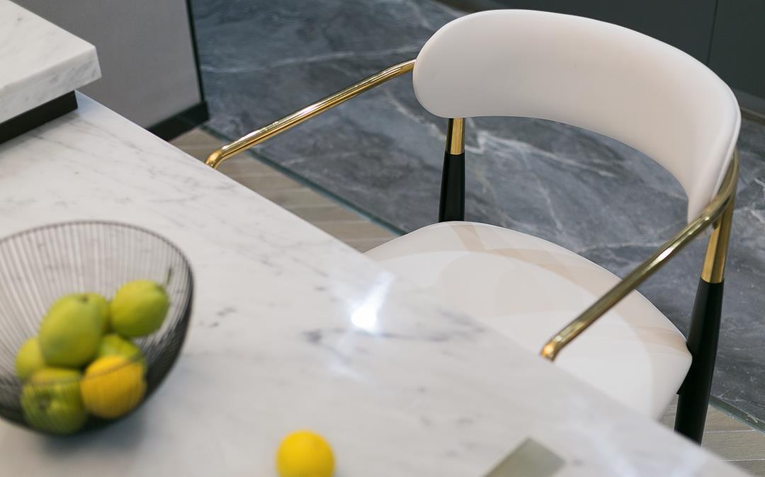 青年|单身女青年的家，客厅选择超大电视机，让客厅瞬间变成影音室