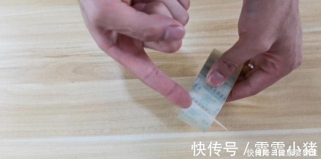 用两根手指断胶带，比剪刀还好用，生活小技巧解决你的烦恼，学学！