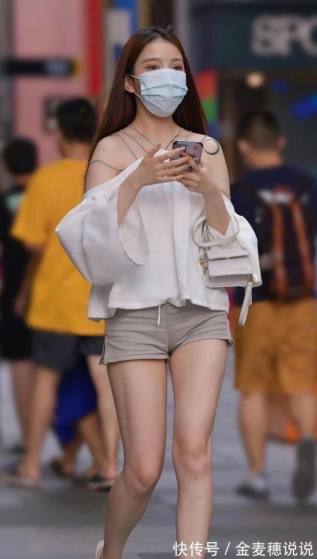 吊带 白色宽松衬衫,露肩与吊带的组合更加性感时尚!