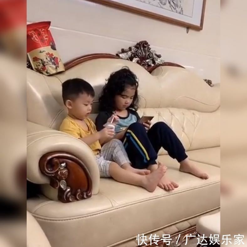 弟弟|弟弟贴心“伺候”姐姐喝酸奶,自己却卑微地舔瓶盖,网友太苦了