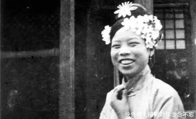 老太太带着金钗去鉴宝,上面刻有5个字,专家问到:你是格格?