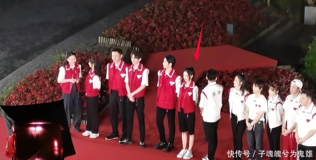 b奔跑吧:大半夜录节目都穿长裤,偏她一人短裤抢镜,是有多臭美?