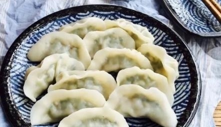 爱吃肉馅饺子的朋友记住“盐水油”口诀,饺子鲜嫩多汁,比买的还好吃
