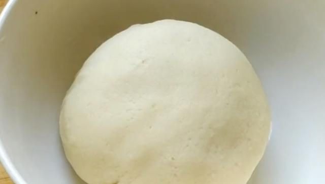 简单|1碗面粉倒进开水锅里,瞬间变美味,孩子吃完还想吃,做法超简单