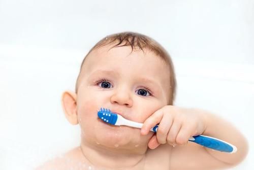 宝贝的乳牙迟迟不“退位”，这几大原因可能是阻碍，换牙期莫含糊