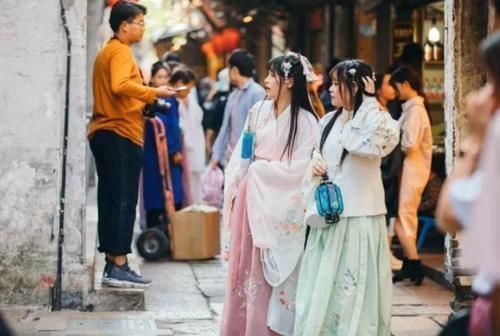 学生们$将校服换成汉服为啥行不通?无外乎这3个原因,呼声大也没办法