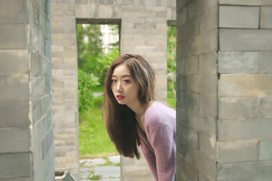 街拍:露脐装还没穿过瘾?针织面料紫色的小吊带,完美展现小蛮腰