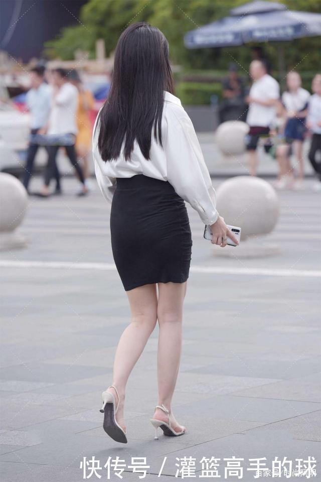 职业风 上白下黑的穿搭,可以穿出职业风,也可以很休闲