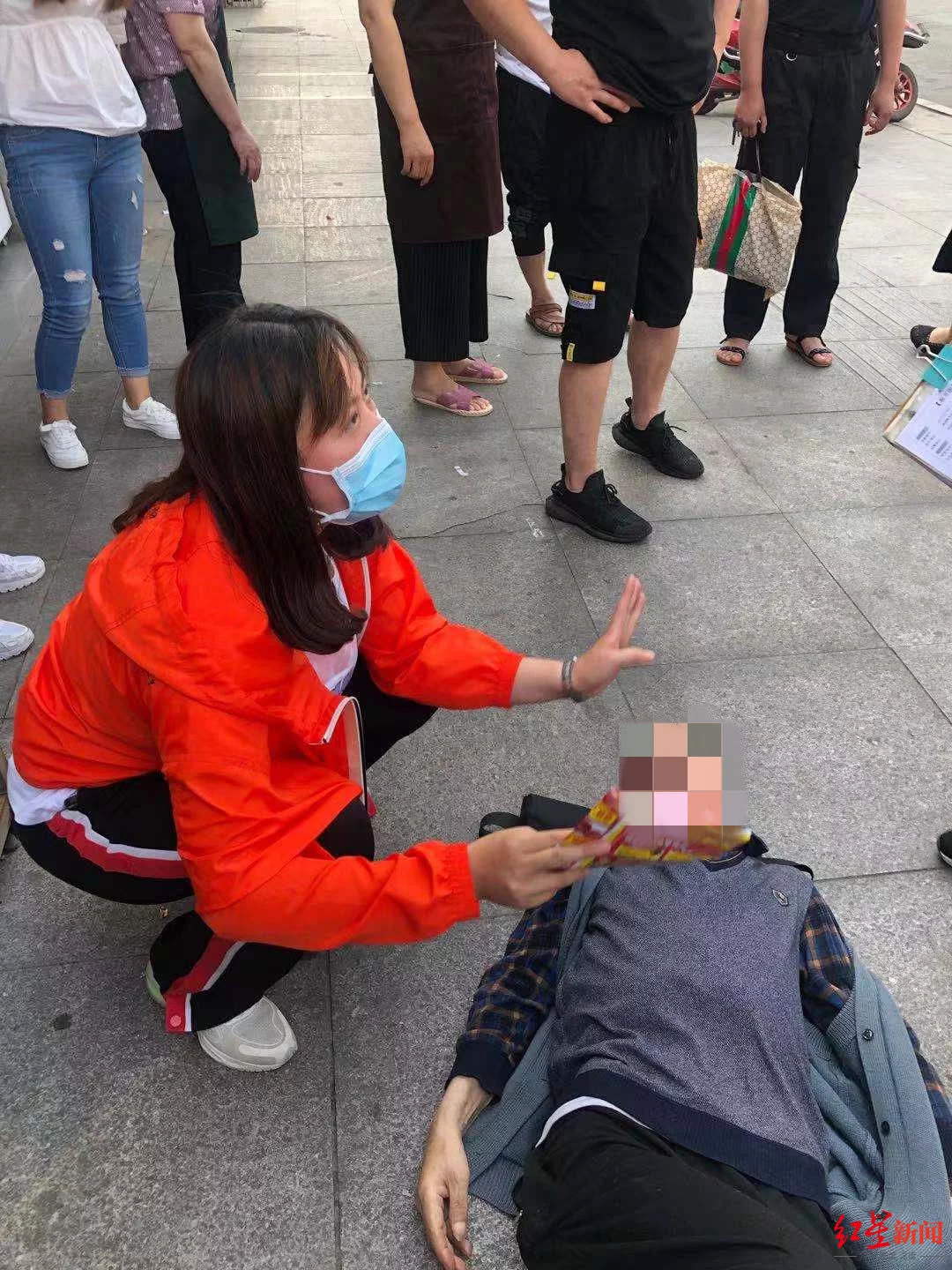 老人摔倒街头 接儿放学的护士蹲地救人 我是护士 大家不要怕 都来帮忙 社会 调查 老人摔倒街头 接儿放学的护士蹲地救人 我是护士 大家不要怕 都来帮忙 社会 调查