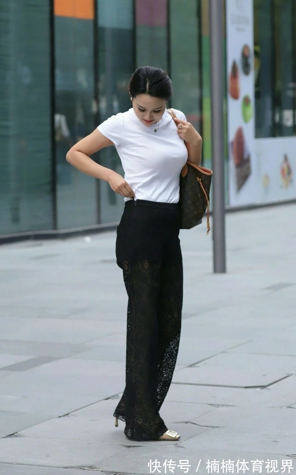 网纱 时尚的穿搭,白色短袖衫配黑色网纱裤,清凉美丽又优雅大方
