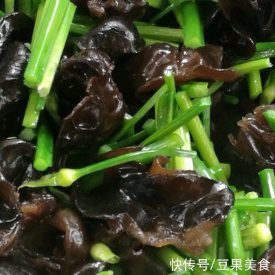 韭菜苔段|省时快炒家常菜韭菜苔炒猪肝这样做，隔壁小孩都馋哭了