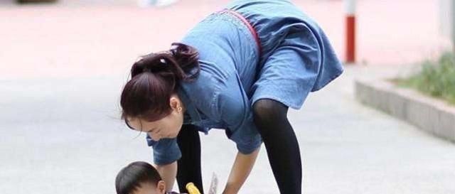 洛芸|2岁男童不慎摔下楼,亲妈大喊“不准扶”,医生赶来后连连夸奖