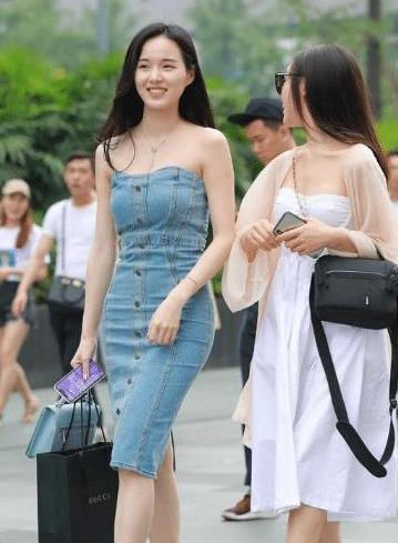 肩上|街拍显瘦又性感的一字肩上搭配紧身牛仔裤,简洁干练女人味十足