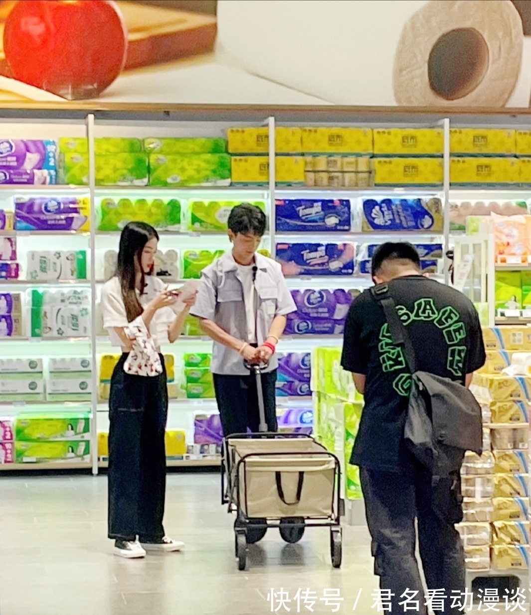 周也|《中餐厅5》路透,周也丁真超市购物,俩人同框画风让网友哭笑不得