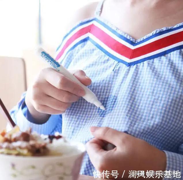 女人的包包里除了钥匙,这6个常用品不可少!不占地方还大有用途