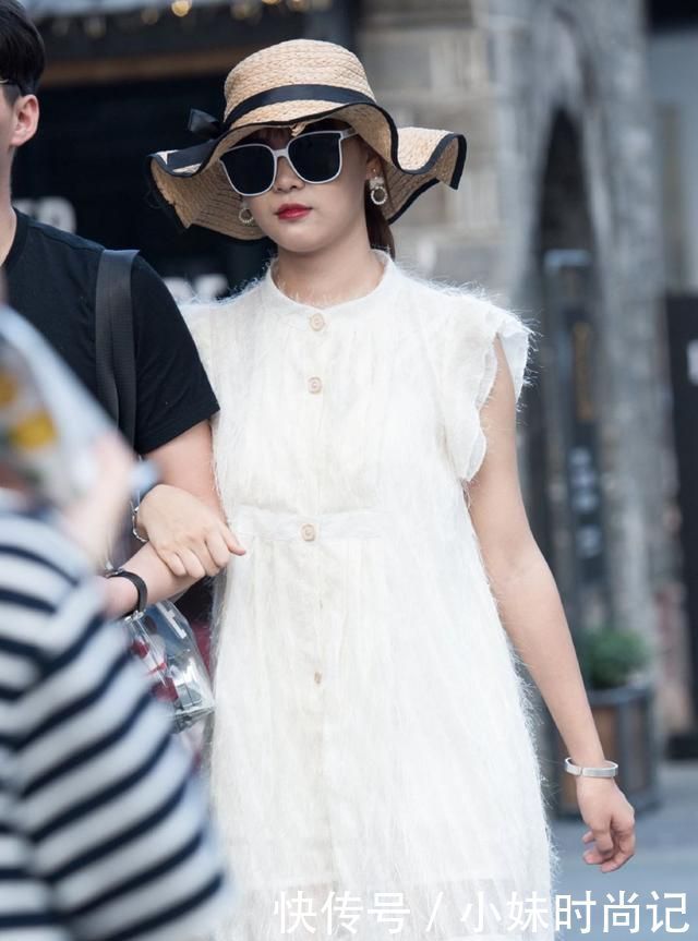 街拍:美女与男朋友逛街, 穿“毛绒式连衣裙”秀身材, 时髦又高雅