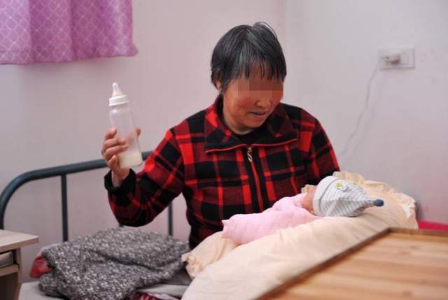 夫妇俩|51岁妈妈坚持生二胎,产后向女儿“借母乳”被拒,女儿像什么话