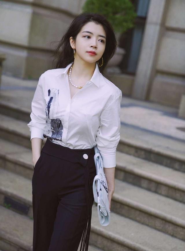 小黑裤 白衬衫搭配灵感这样穿时髦不撞衫、摆脱路人感,讲究女人都喜欢