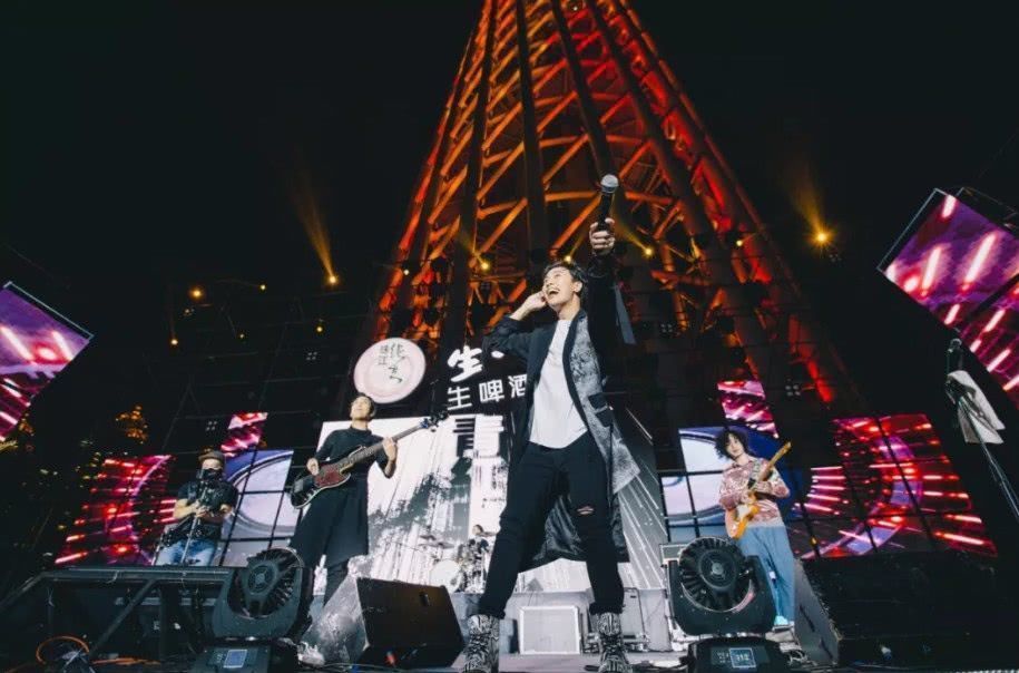 歌手|以一首《月半小夜曲》爆红的他,因一句话被封杀,如今过得怎样