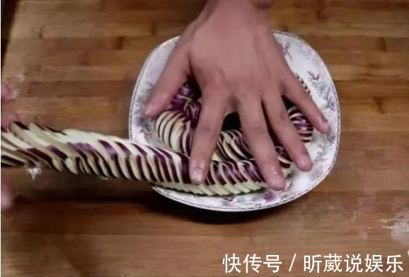 盘龙茄子|茄子别老是红烧了，教你个新吃法，上桌抢着吃，连汤汁都不剩！
